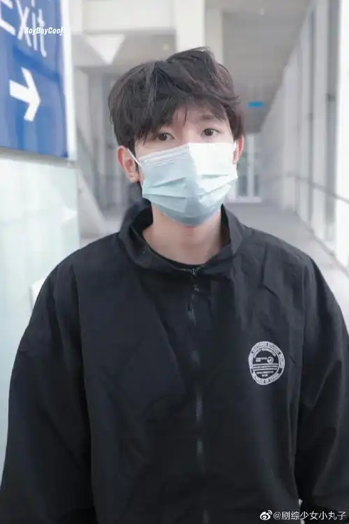 王源机场鸡窝头发型