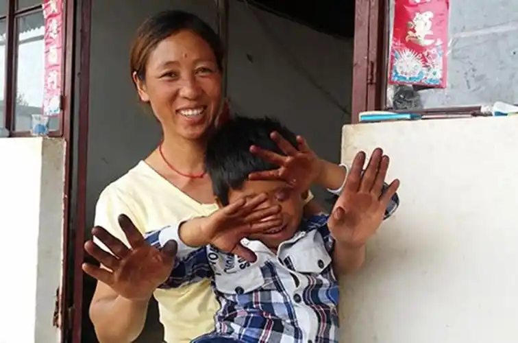 丈夫被打死她将2个杀人凶手送进监狱却帮仇人抚养5岁的儿子