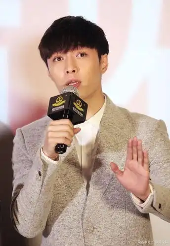 张艺兴1991年10月7日出生于湖南省长沙市,中国内地流行乐男歌手