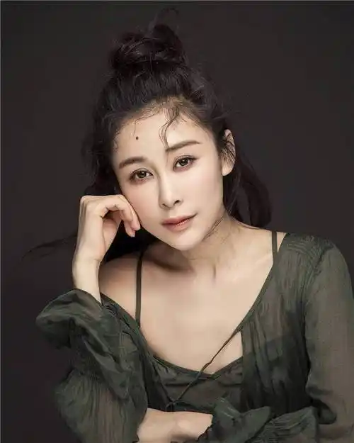 演员周扬曝最新写真 笑容惬意尽显优雅魅力_网易订阅