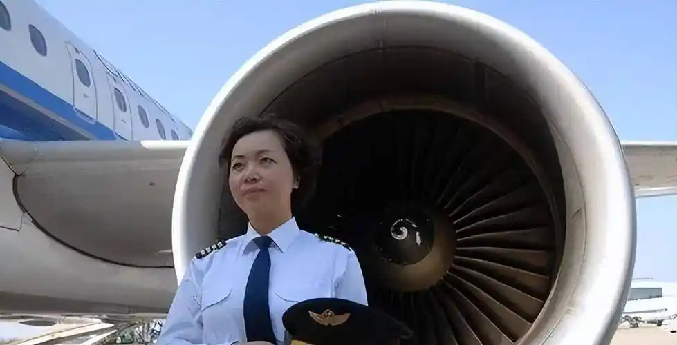 王牌女飞行员刘宇环退役后航空公司抢破头成最贵民航女机长