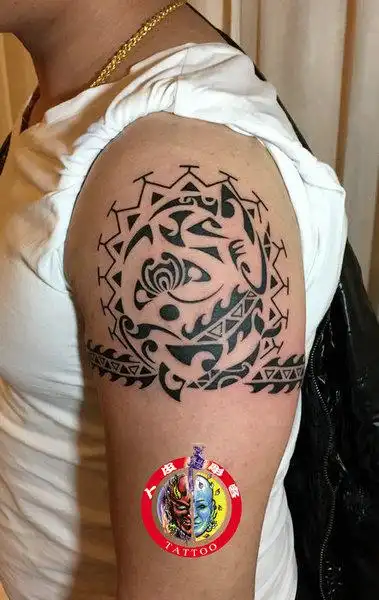 比较部落风的毛利图腾里面有三条鱼两条鲨鱼一条魔鬼鱼您找到了吗