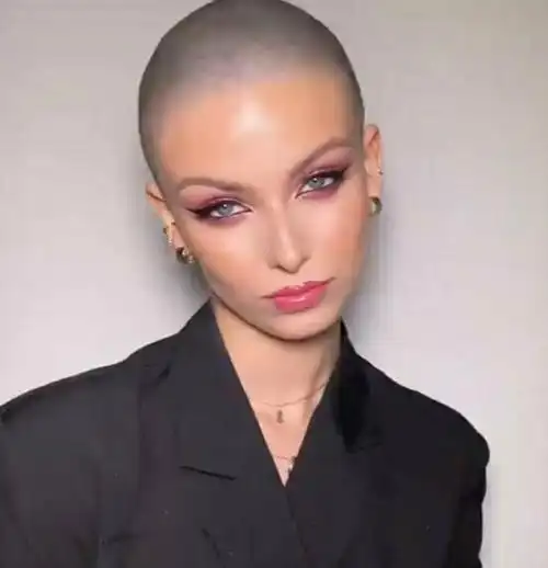 追求个性的女生,光头这个造型可以尝试一下,很酷很美又很显个性,让你