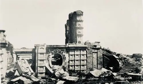 1 / 11 1900年代詹布鲁恩拍摄了一组圆明园残迹照片,这是离1900年