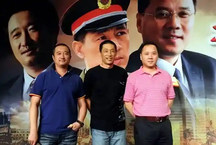 (左起:沈航,石凉,曹力)虽然离婚了,但石凉放不下儿子,回国后他经常去