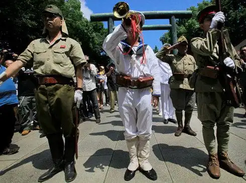 日议员参拜靖国神社穿鬼子军服为战犯招魂组图