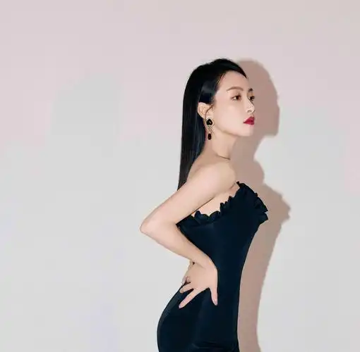 但是宋茜的很多长礼服裙造型,却是相当端庄和唯美,这也是优秀演员的