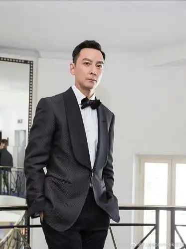 吴彦祖亮相戛纳电影节影片《rocketman》首映红毯