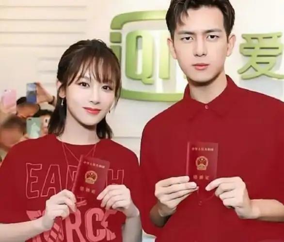 杨紫李现客串《亲爱的2》,婚礼现场大方秀恩爱,婚服造型太甜了