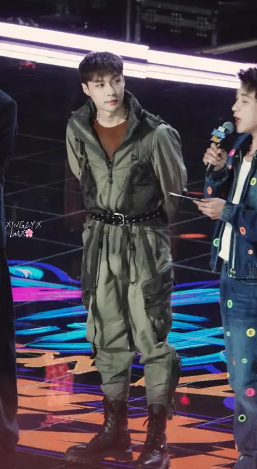 张艺兴[超话]#翻相册发现有些图还没发出来 发几张全身的～～ 真岛妹