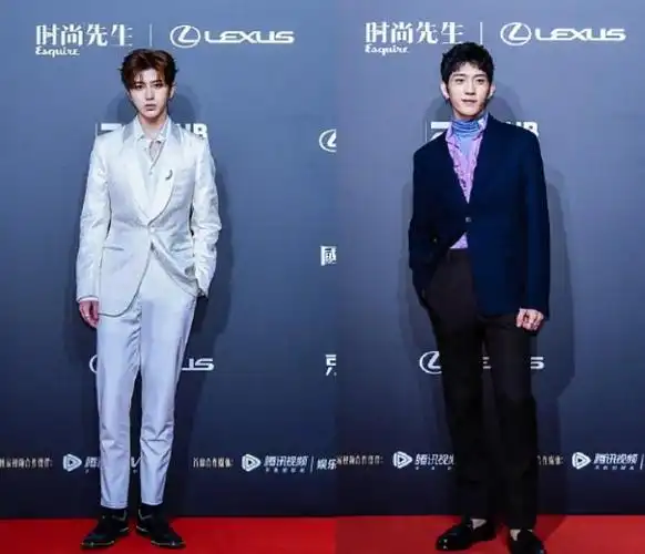 明星情感 > 文章详情下图是179的侯明昊跟177的刘宪华,相差两厘米的