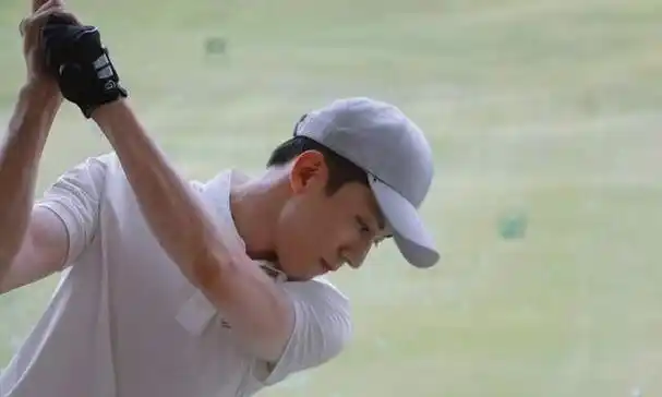 接下来是95后的跳水小鲜肉陈艾森,人称"跳水王子",帅气得不得了.