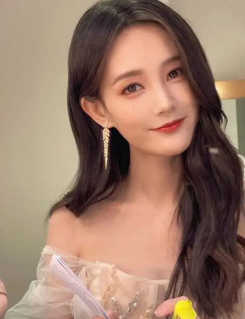 李一桐个人资料_图片_演过的电视剧_娱乐八卦_热门娱乐明星_中点网