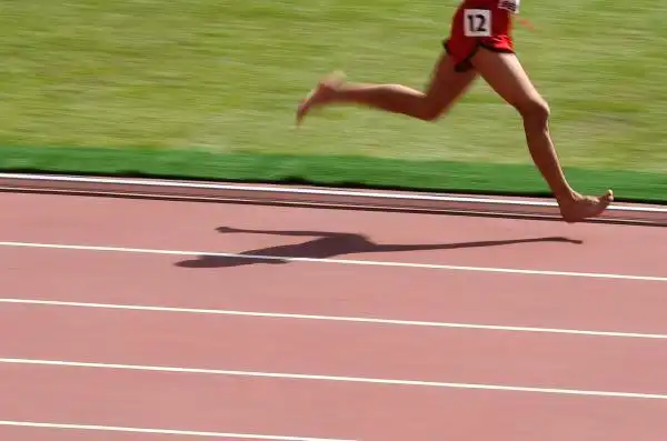 16岁也门少年赤脚飞奔 无惧战火废弃厂房训练