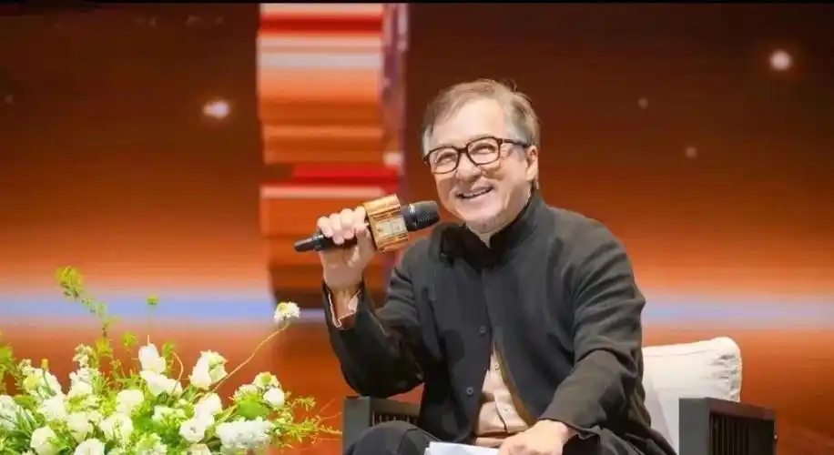 73岁洪金宝近况曝光,红光满面精神焕发,身旁妻子气质出众