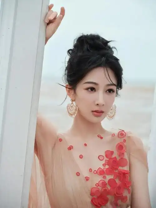 杨紫跨年晚会造型图一身裸粉色的纱裙上面还有红色的小花点缀