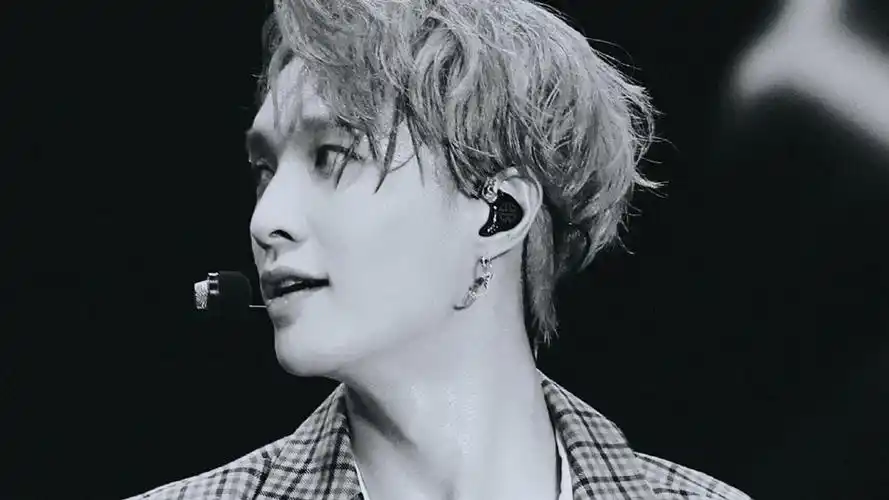 电脑壁纸 明星 大陆明星 张艺兴时尚成熟帅气魅力干净迷人写真