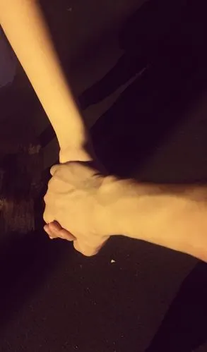 我想就这样牵着你的手不放开一直走到世界的尽头