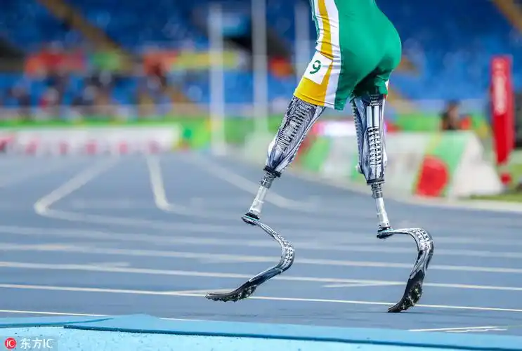 一个运动员的特殊假肢.