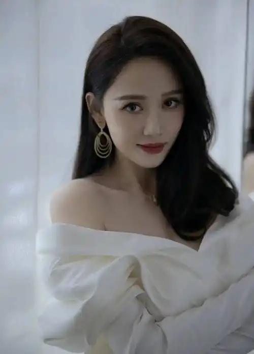 女星陈乔恩写真:典雅魅力,女王风范