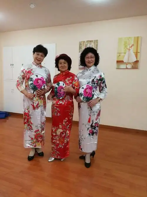 2019上海老年旅游俱乐部旗袍秀 - 美篇