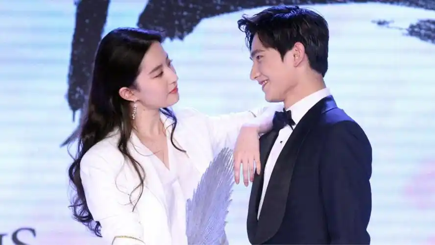 刘亦菲看到杨洋一脸惊喜!挥手拥抱互动好自然,梦回《三生三世》