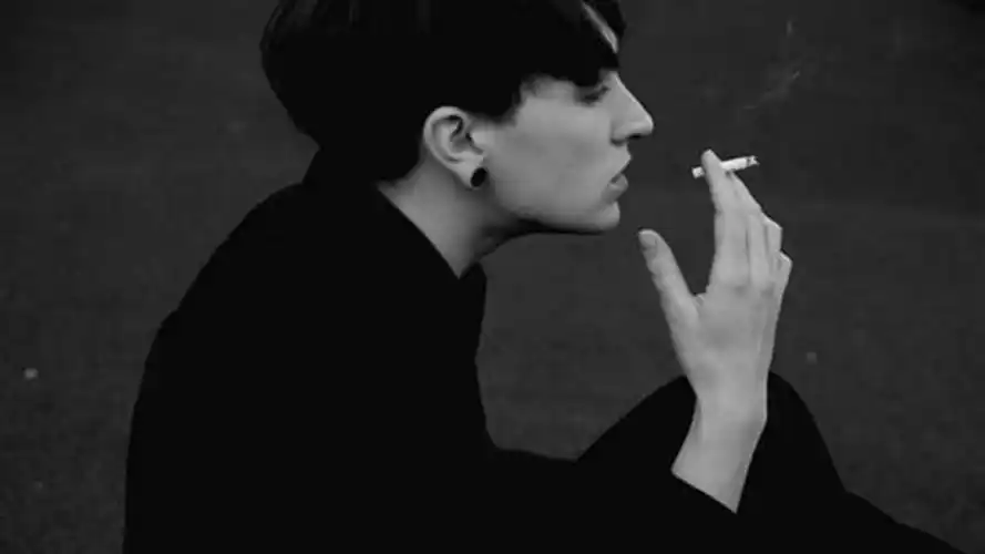 伤感男人抽烟背影