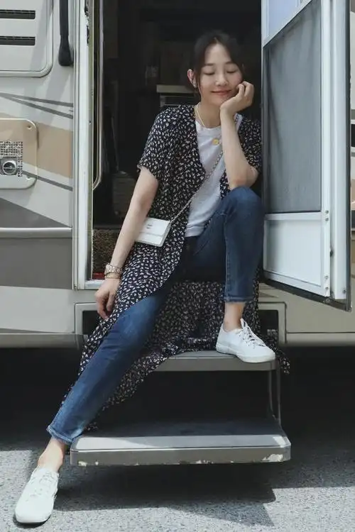 白百何最近的穿搭图片(白百何33天不重样穿搭图片)-中纳网