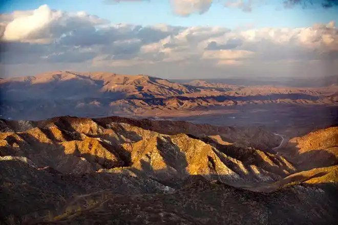 而不浅露,可能你要去到了内蒙古自治区中部,踏上这东西走向的阴山山脉