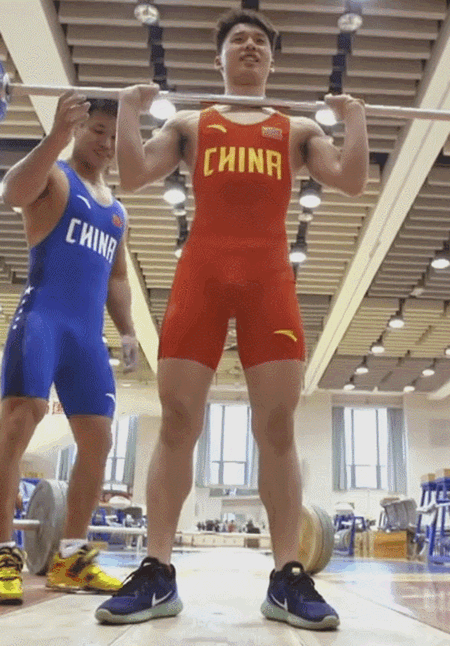 健身房穿连体紧身衣训练能挑战陈艾森吗