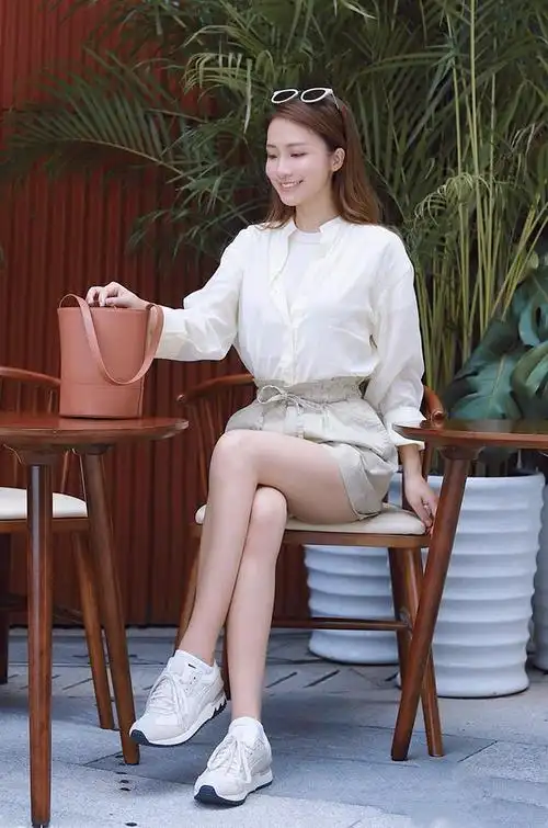 头上的丝巾能够和云朵衫形成红蓝撞色,更显时尚度,裤子高腰和收脚的