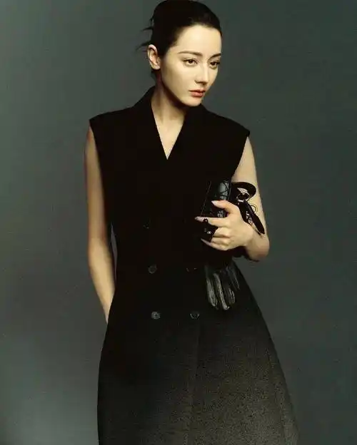 迪丽热巴新造型依旧魅力无限一身黑裙气场全开职场女王范好吸睛