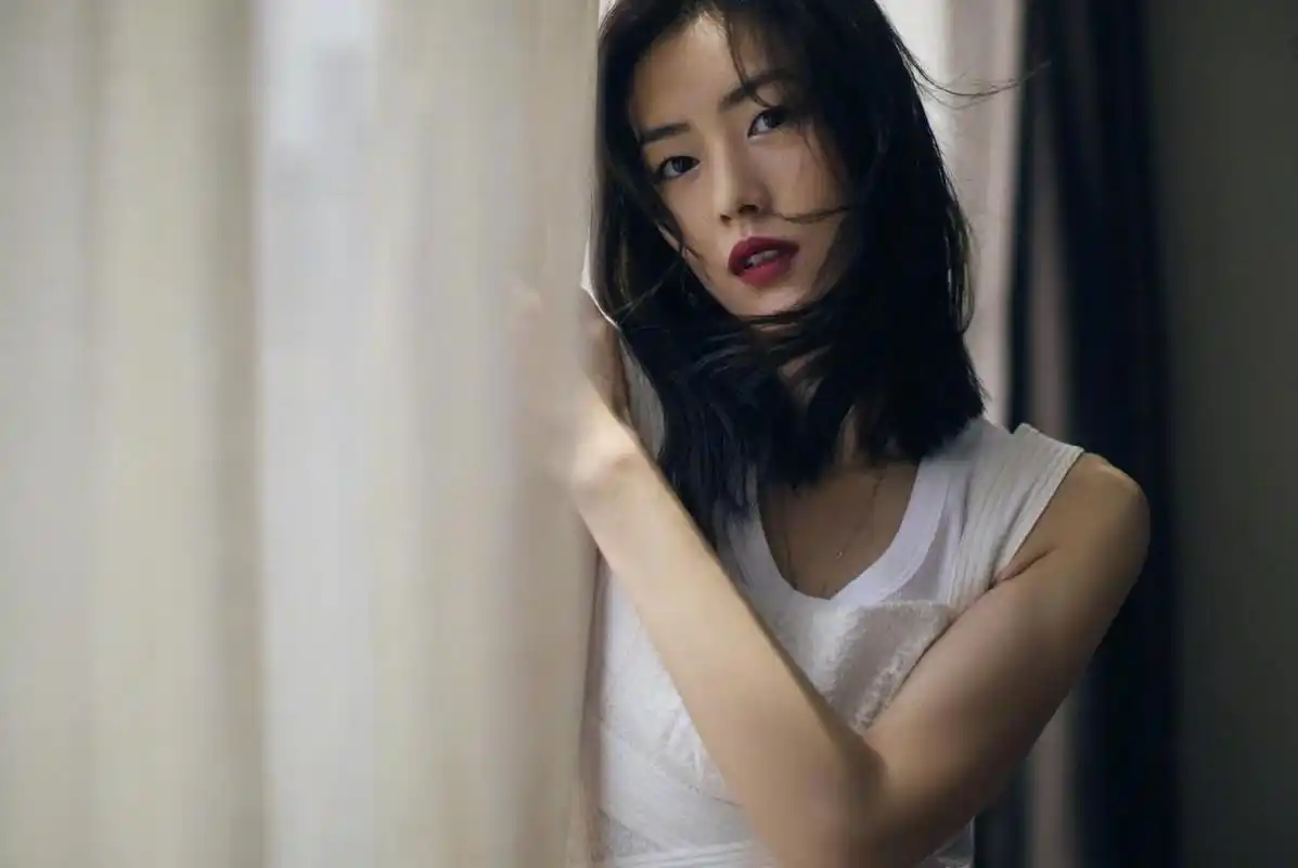 刘雯最新大片 身穿一袭白色裙装出镜,尽显优雅气质.