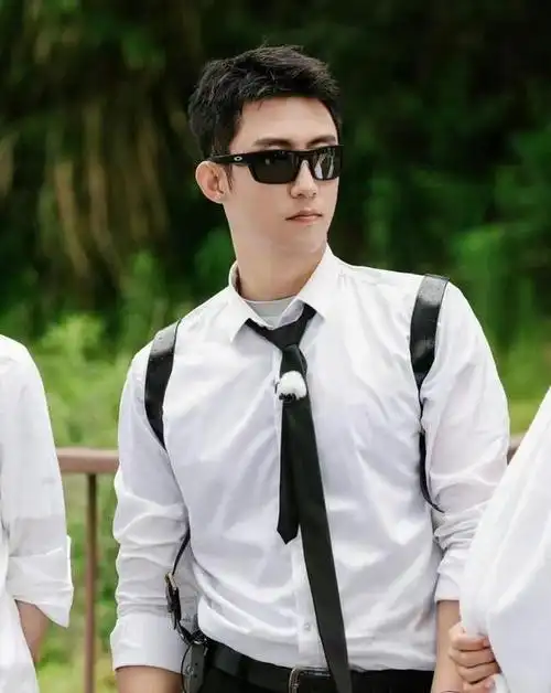 黄景瑜与保安"打闹"展现巴西柔术功底深厚,保安大哥拦都拦不住