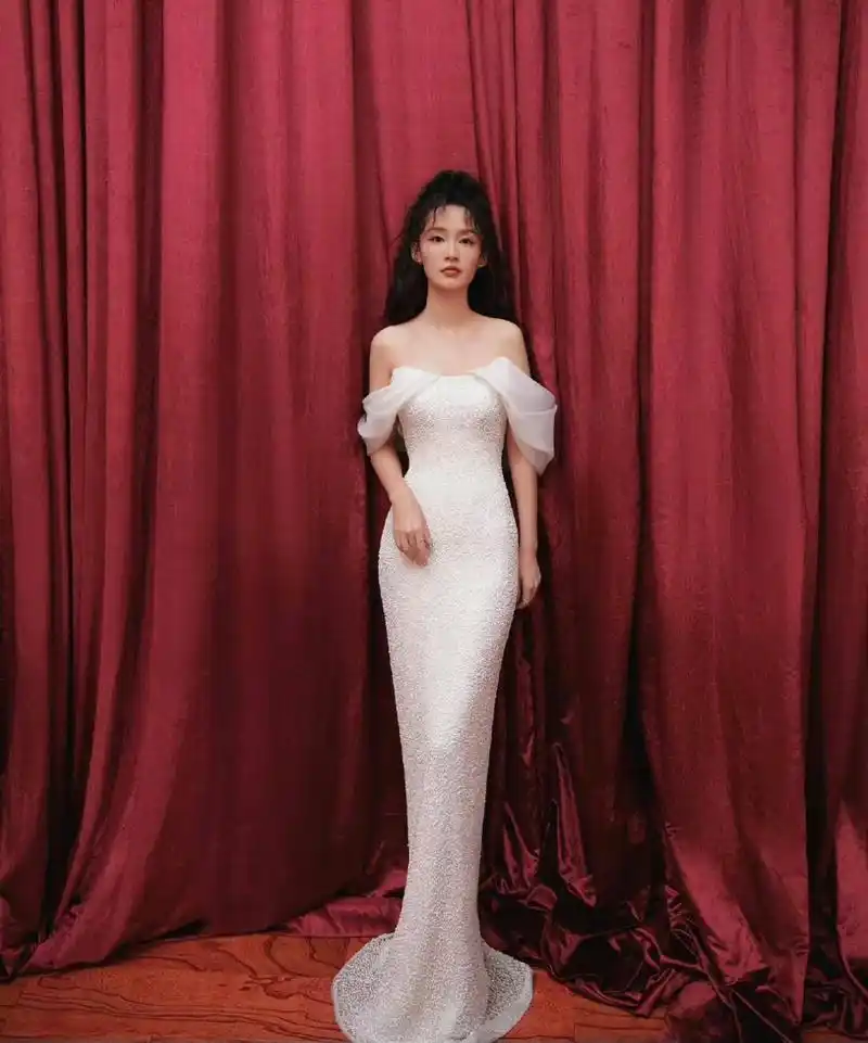 白色抹胸鱼尾裙,精致优雅! #李沁