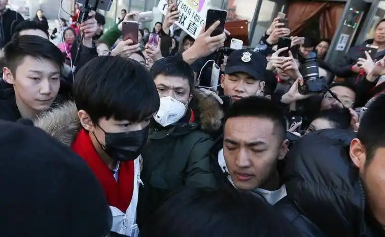 原创王俊凯被私生堵在房间门口工作室发文怒斥不要再购买行程信息