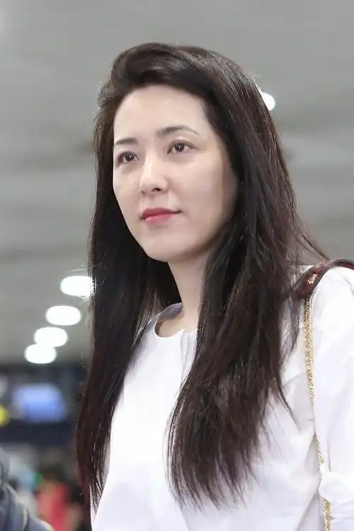 曾黎不愧是中戏校花44岁素颜配上廉价感的衣服仍是最美风景线