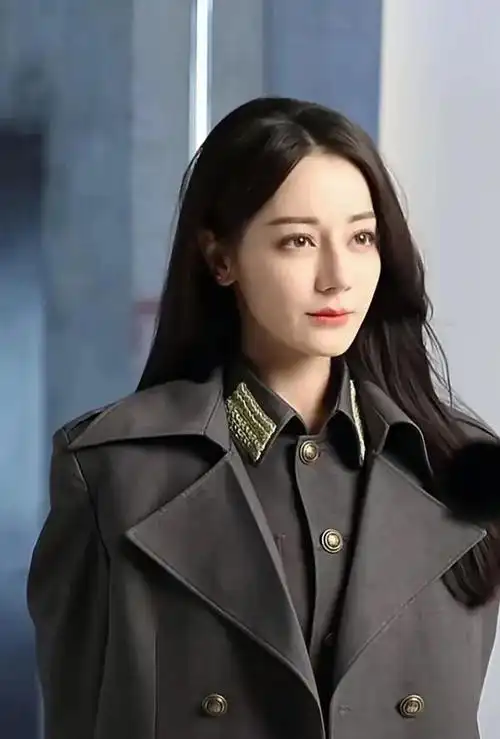 迪丽热巴民国少帅造型来袭嘴角上扬邪魅一笑期待演个反派