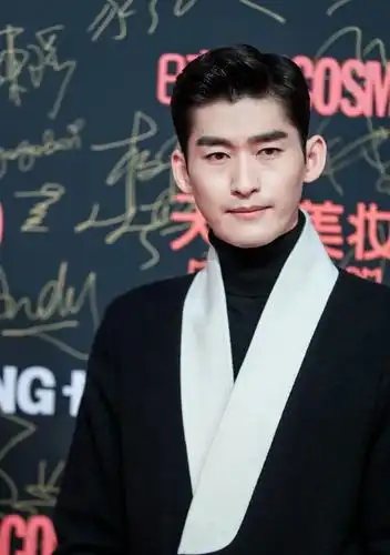 34岁张翰又秀大长腿,黑白西装比例惊人,网友:别再出来招黑了!