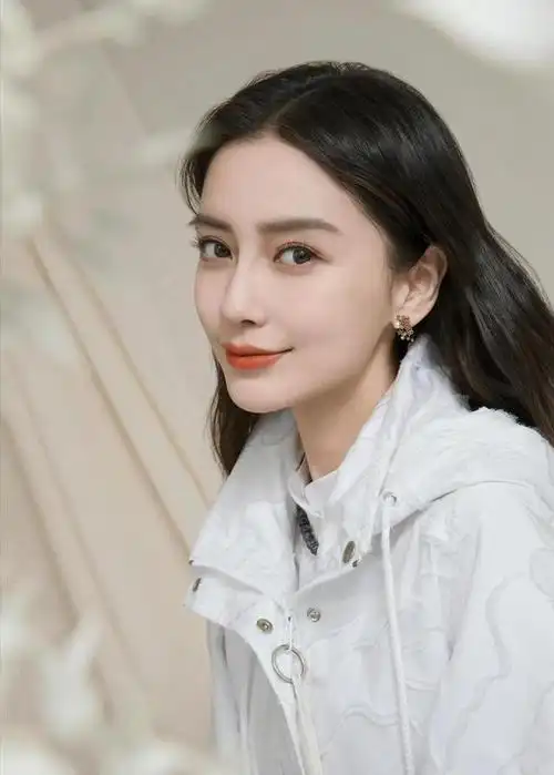 落寞了!杨颖参加亲子活动满身大牌,穿衣时髦却遭学生家长无视