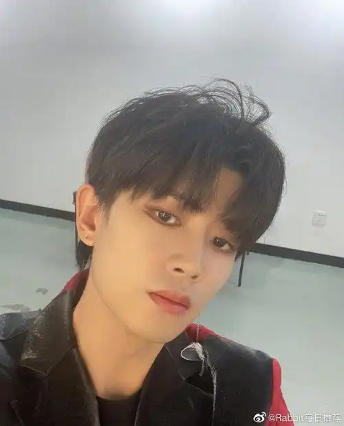 任嘉伦烟熏妆自拍#任嘉伦晒九宫格自拍,这个烟熏烟熏妆好帅气呀,有