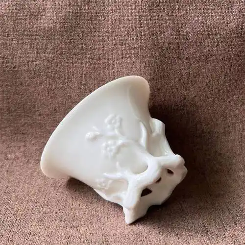 德化窑雕塑仿古折枝梅花杯,与古器对话向古器学习_陶瓷_杯子_瓷器