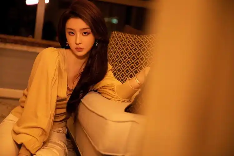 赵小棠卡其色套装典雅精致 对镜涂红唇倩影双双