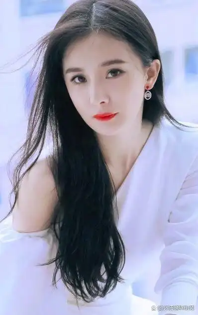 杨幂1986年9月12日出生于北京,从小就展现出出色的表演天赋.