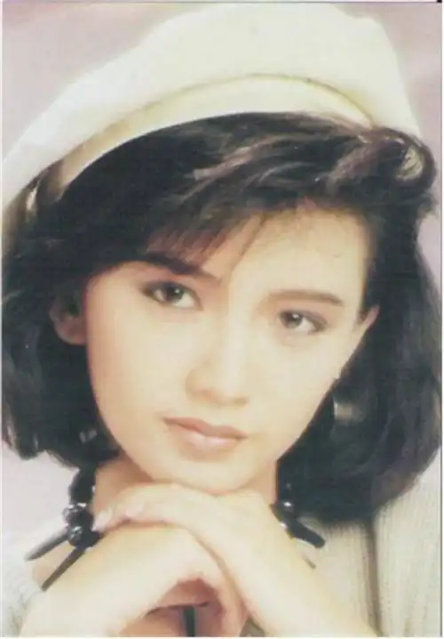 52岁曾华倩美貌依旧气质更胜当年儿子更是高大帅气