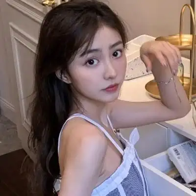 长发编辫子的女生头像图片