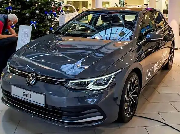 海外大众高尔夫8实车到店,灰色车身沉稳优雅,内饰亮点多
