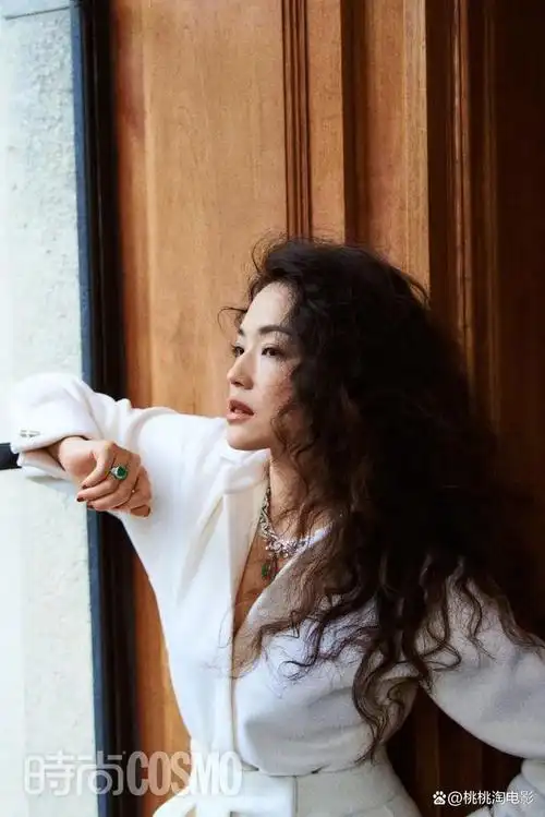 长卷发,大红唇,复古美艳港风这块儿,这个女人天下无敌.