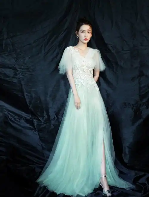李沁一袭薄荷绿薄纱长裙仙气飘飘 清新淡雅