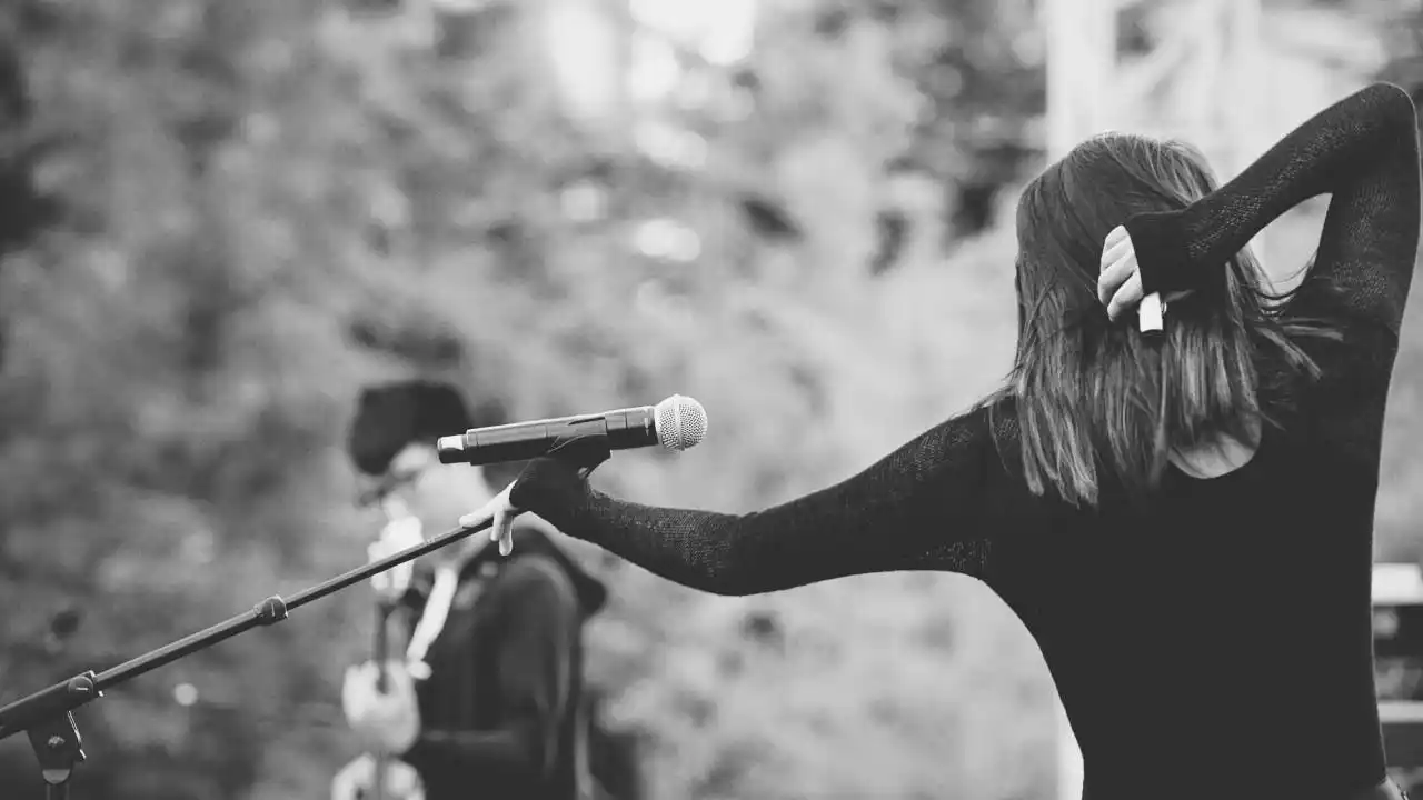 喜欢陈粒把热恋失恋唱得如此通透,喜欢不羁洒脱迷醉的唱歌